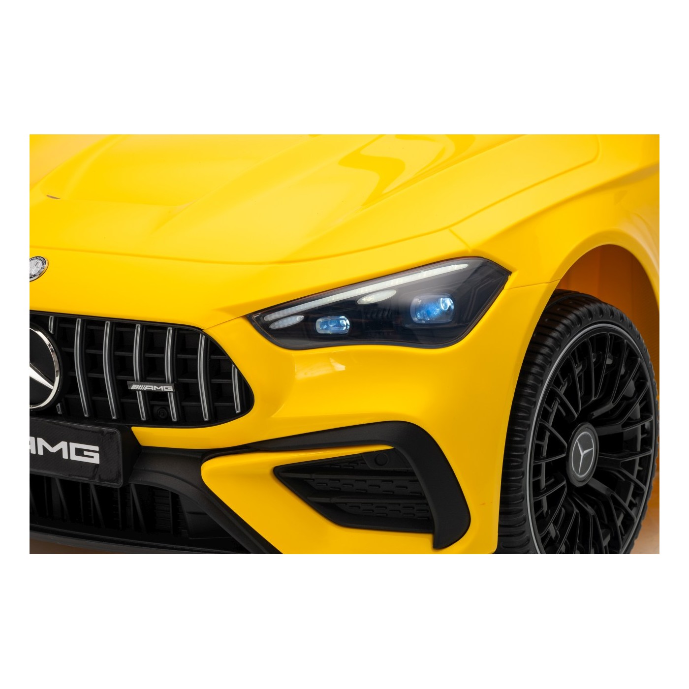 Mercedes Benz AMG CLE 53 Žluté vozidlo