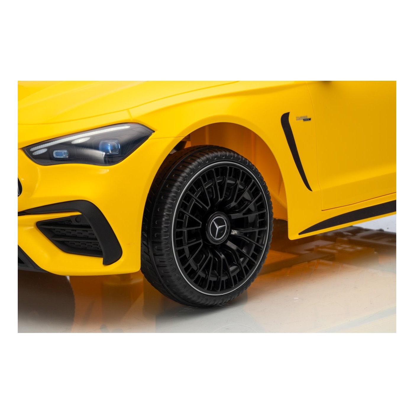 Mercedes Benz AMG CLE 53 Žluté vozidlo