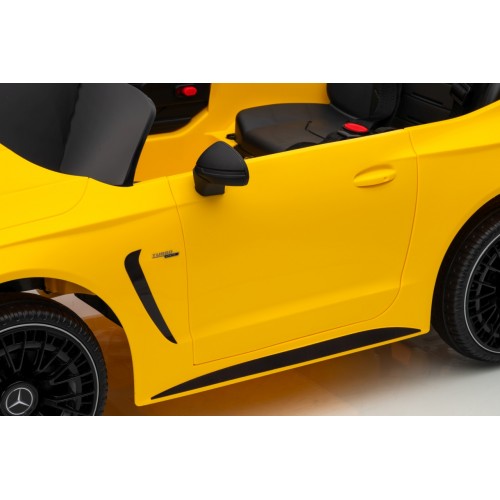 Mercedes Benz AMG CLE 53 Žluté vozidlo