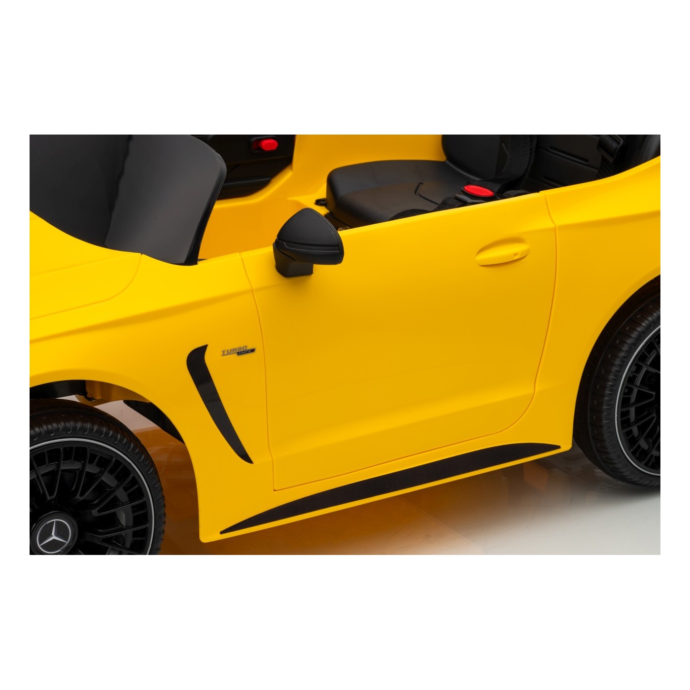 Mercedes Benz AMG CLE 53 Žluté vozidlo