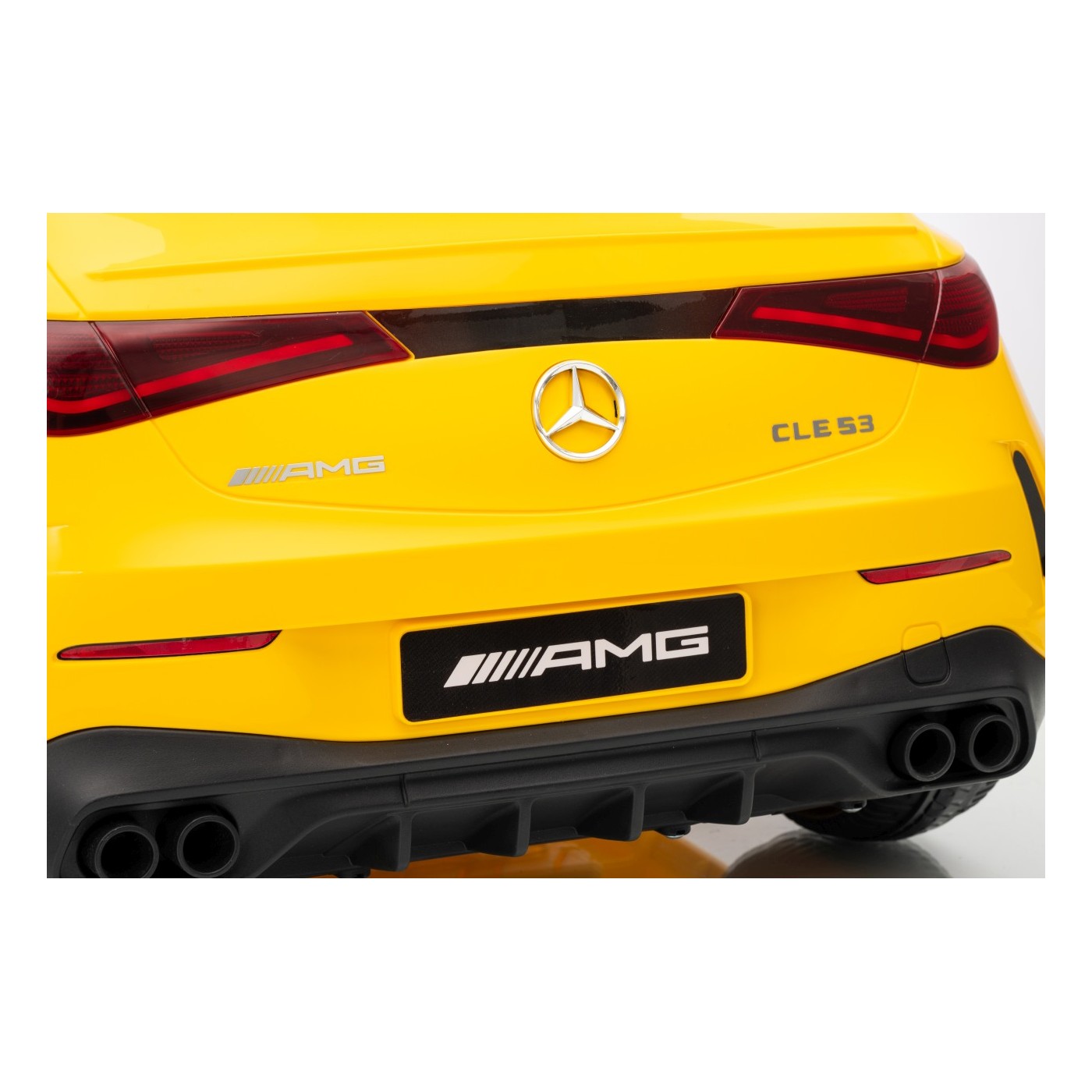 Mercedes Benz AMG CLE 53 Žluté vozidlo