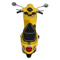 Automobilový skútr Vespa ROMA žlutá