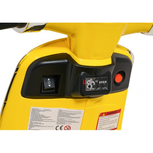 Automobilový skútr Vespa ROMA žlutá