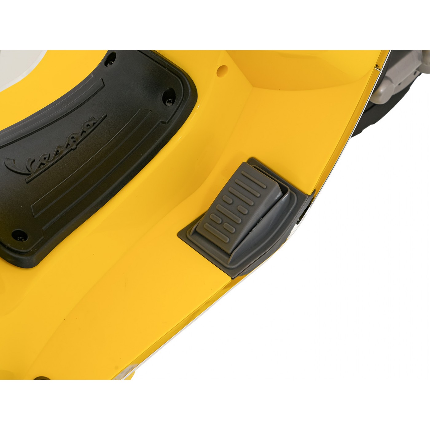 Automobilový skútr Vespa ROMA žlutá
