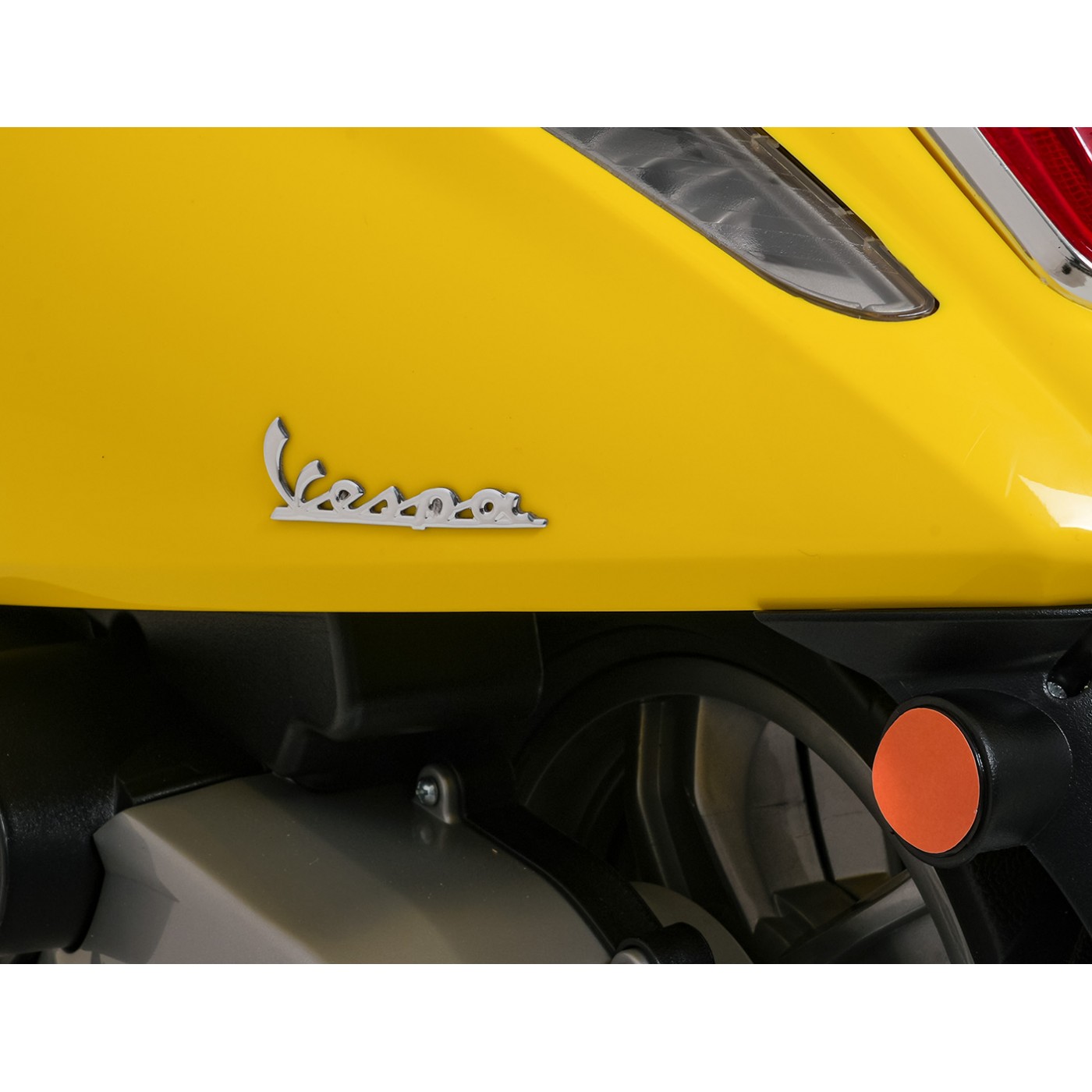 Automobilový skútr Vespa ROMA žlutá