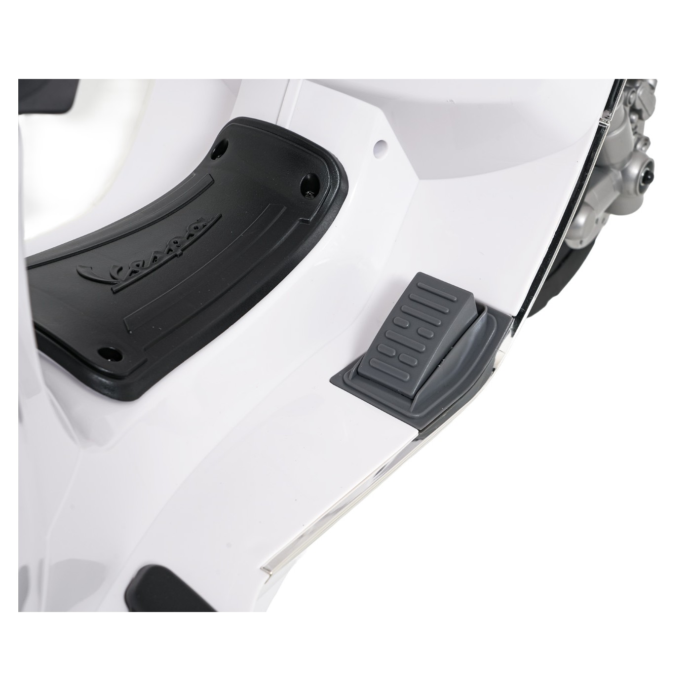 Automobilový skútr Vespa ROMA White