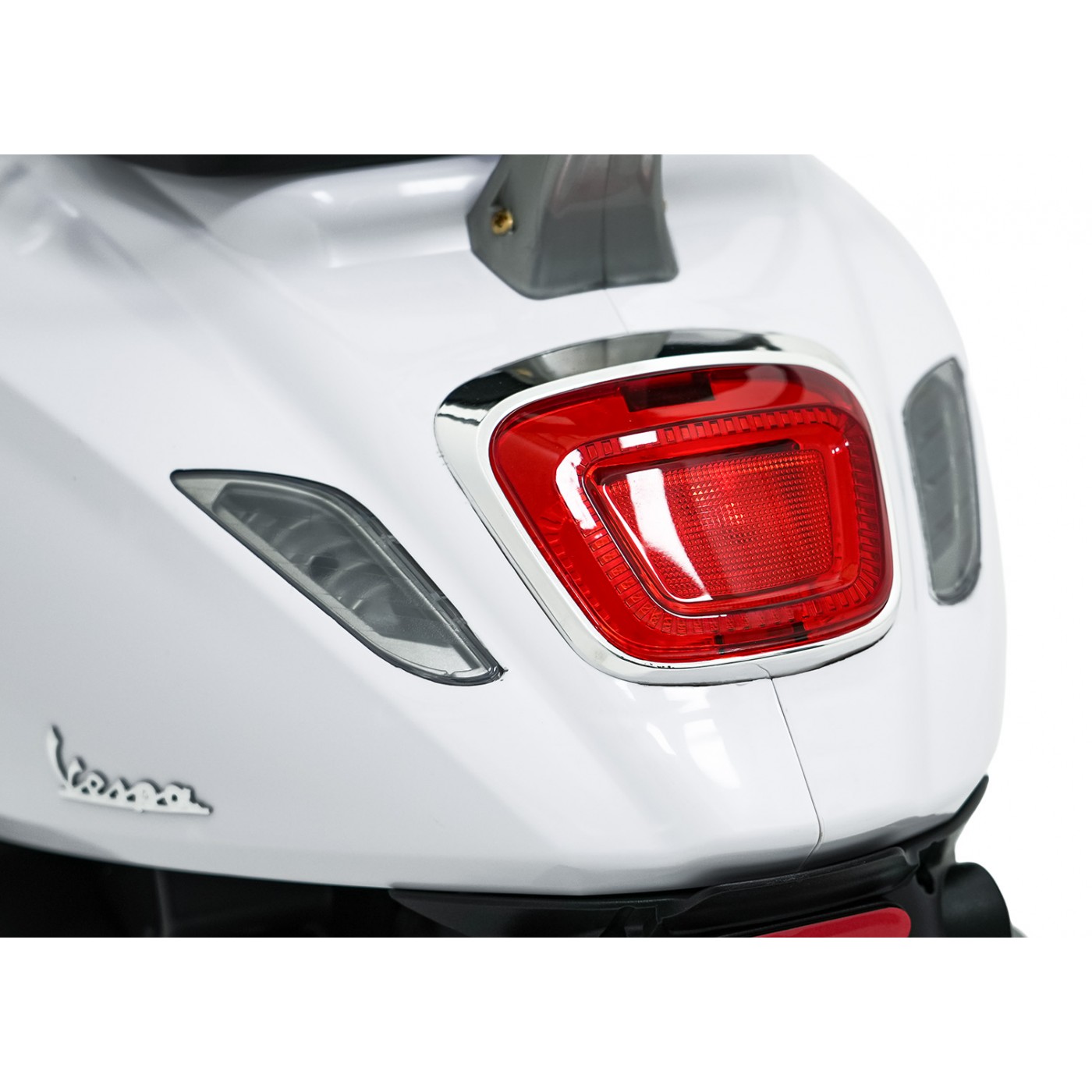 Automobilový skútr Vespa ROMA White