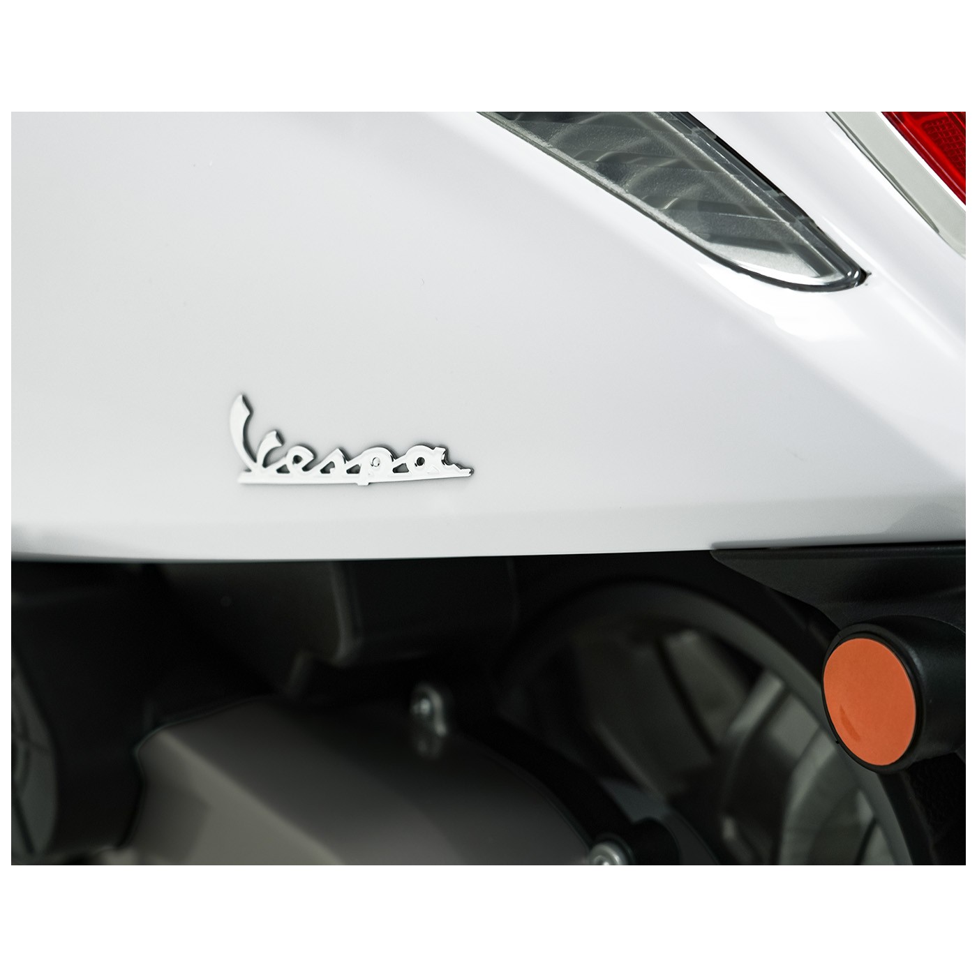 Automobilový skútr Vespa ROMA White