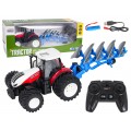 Červený R/C traktor s pluhem 1:24