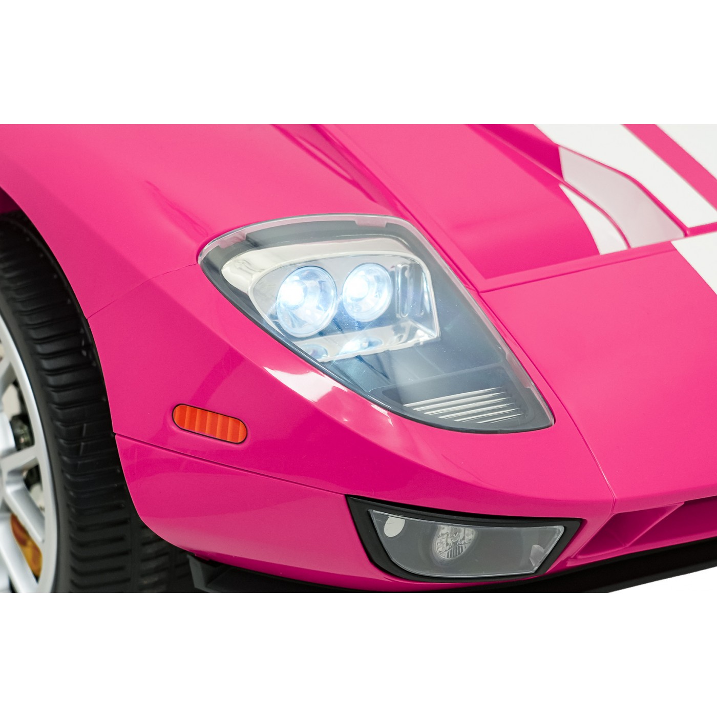 Růžové vozidlo Ford GT
