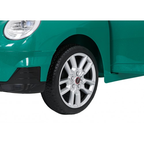 Zelené vozidlo Mini Cooper