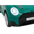 Zelené vozidlo Mini Cooper