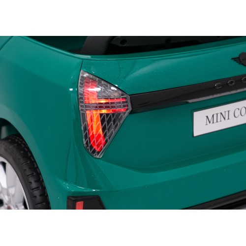 Zelené vozidlo Mini Cooper