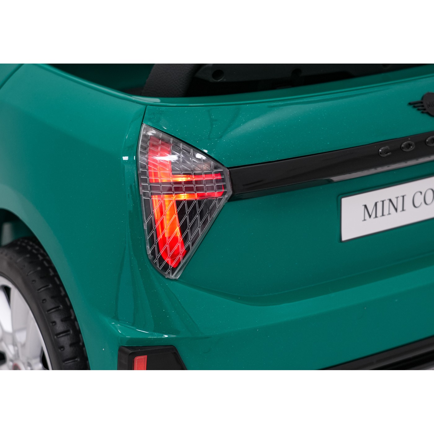 Zelené vozidlo Mini Cooper