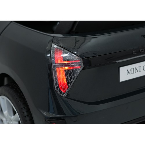 Černé vozidlo Mini Cooper