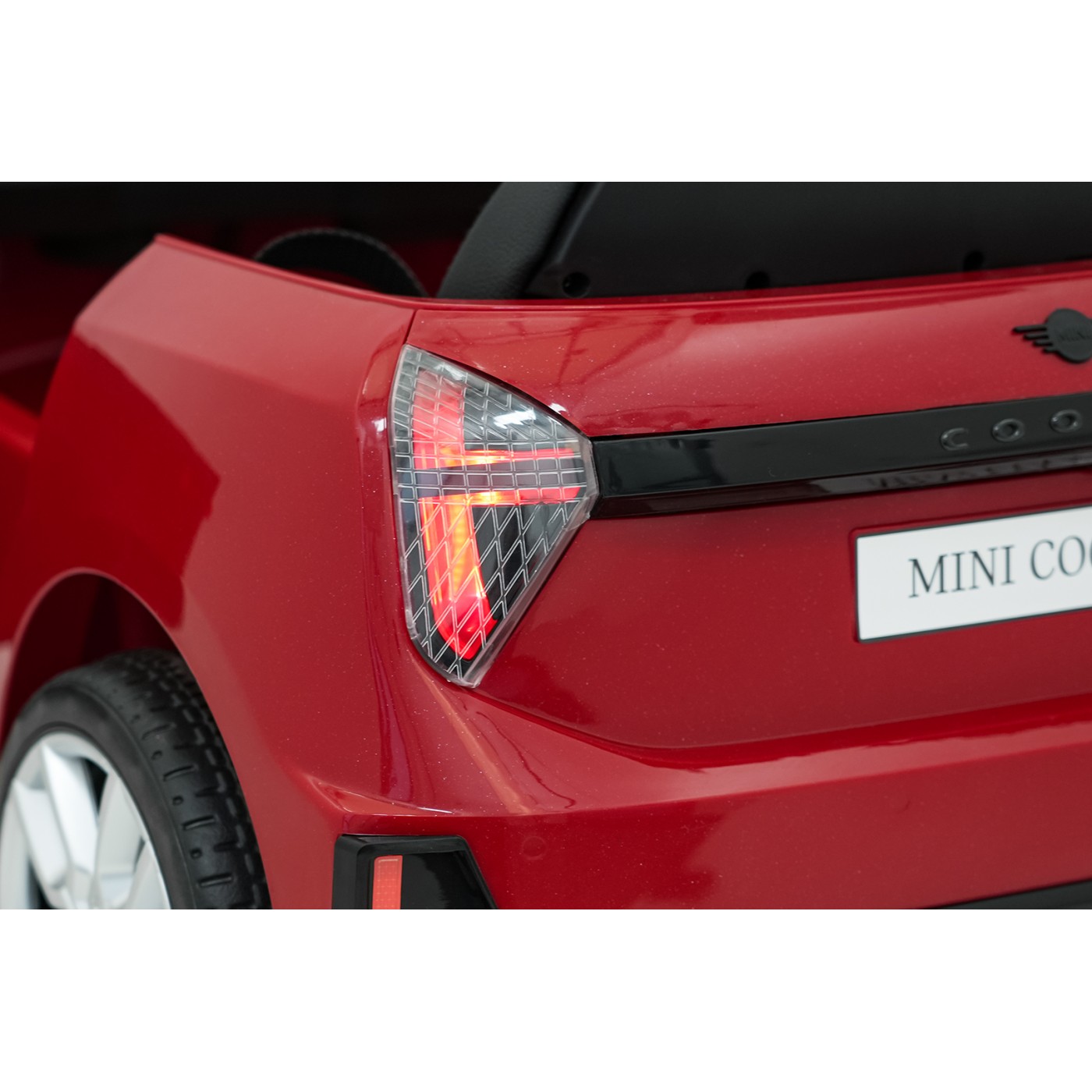 Červené vozidlo Mini Cooper