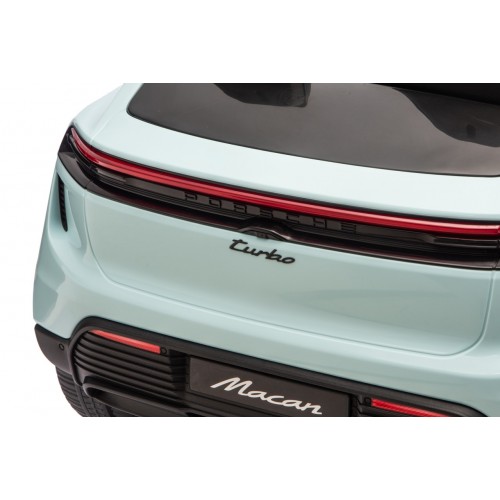 Modré vozidlo Porsche Macan