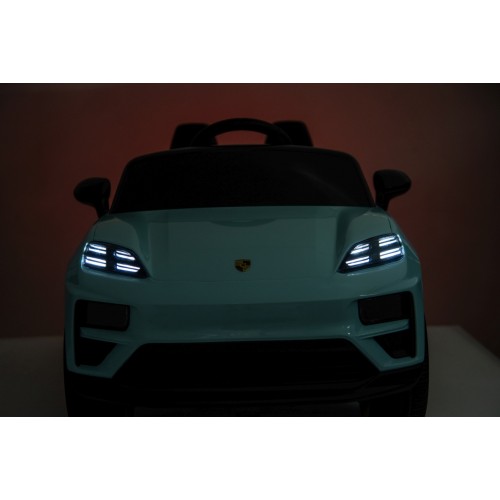 Modré vozidlo Porsche Macan