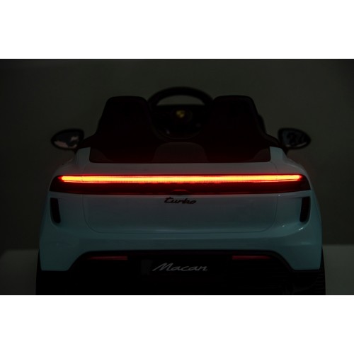 Modré vozidlo Porsche Macan