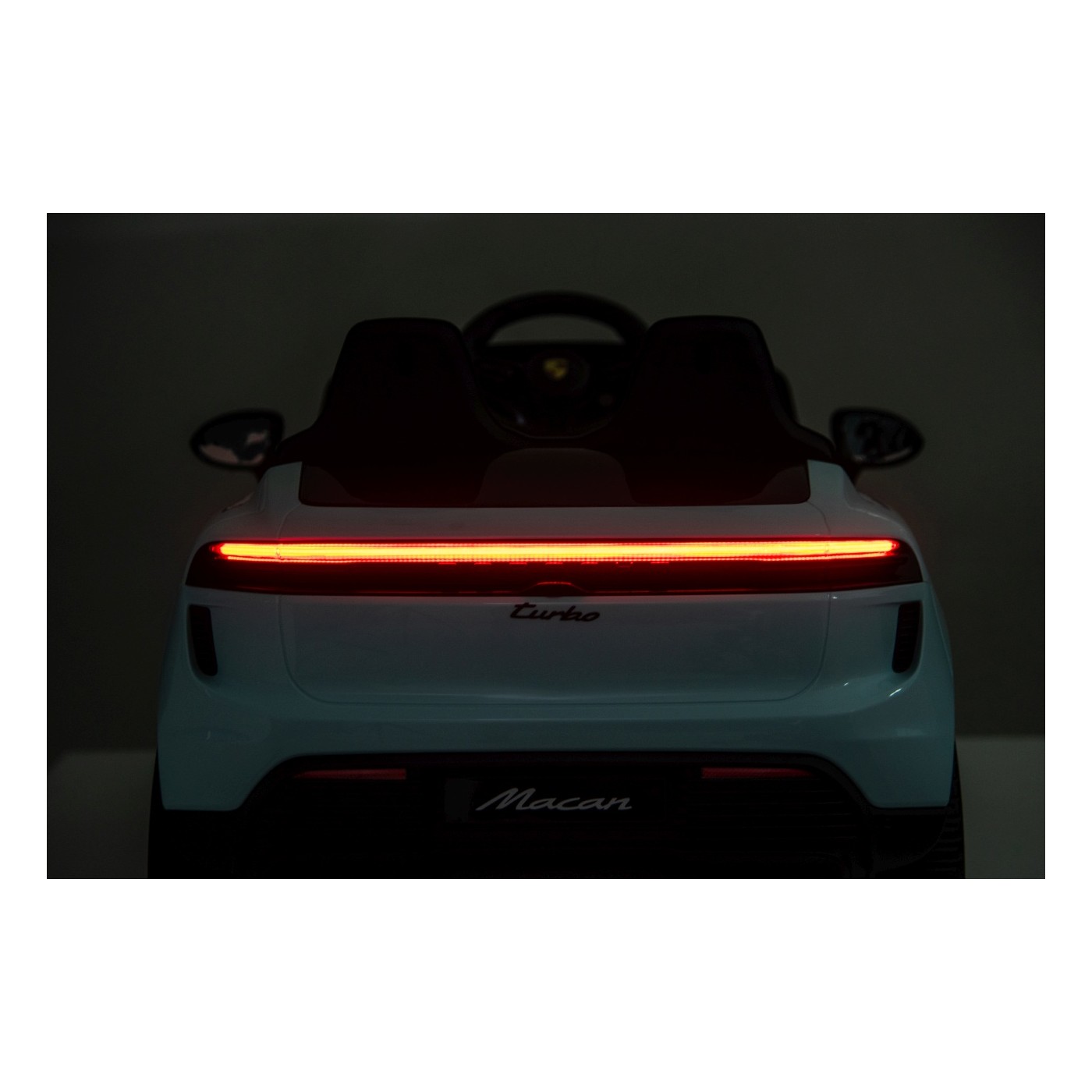 Modré vozidlo Porsche Macan