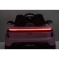 Růžové vozidlo Porsche Macan