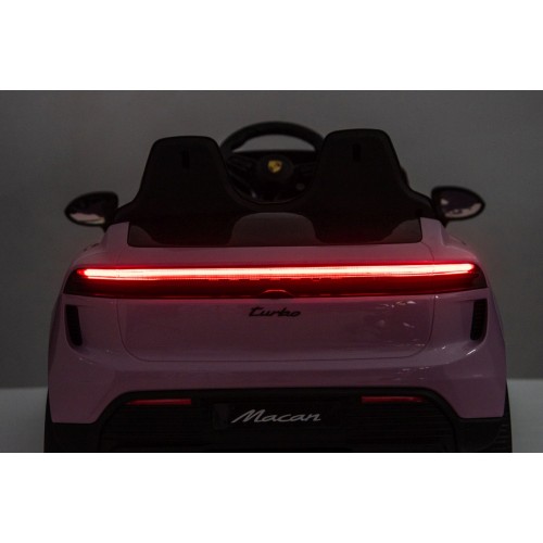 Růžové vozidlo Porsche Macan