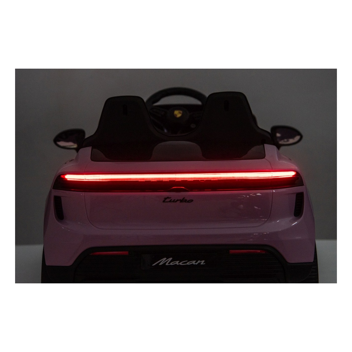 Růžové vozidlo Porsche Macan