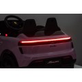 Růžové vozidlo Porsche Macan