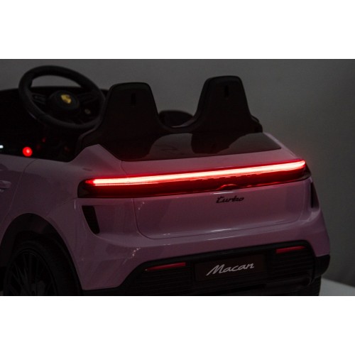 Růžové vozidlo Porsche Macan