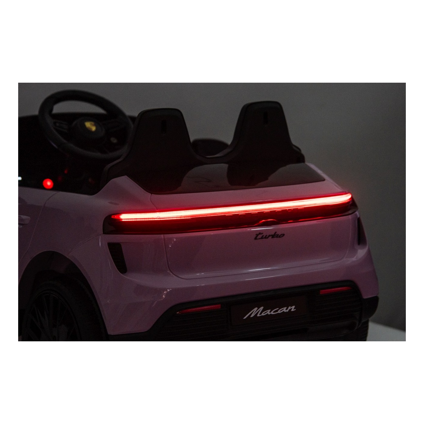 Růžové vozidlo Porsche Macan