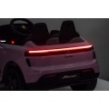 Růžové vozidlo Porsche Macan