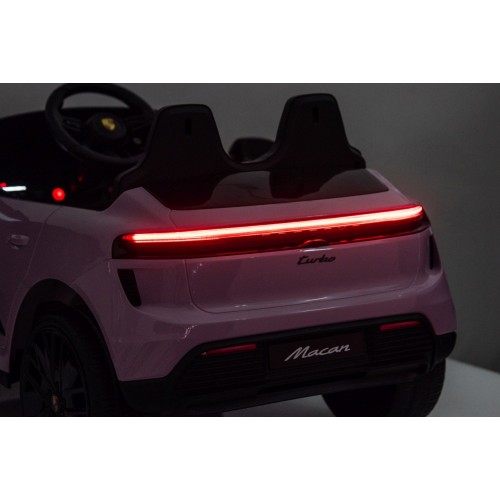 Růžové vozidlo Porsche Macan