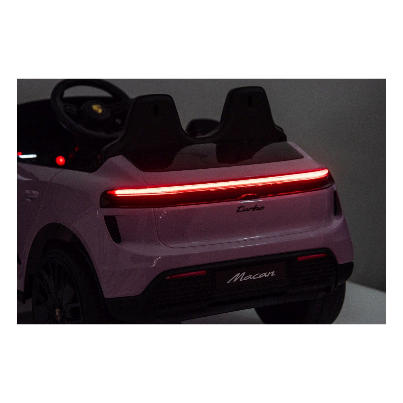 Růžové vozidlo Porsche Macan