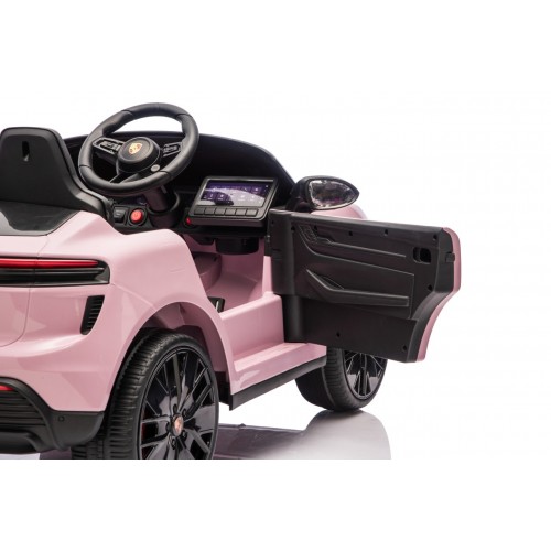 Růžové vozidlo Porsche Macan