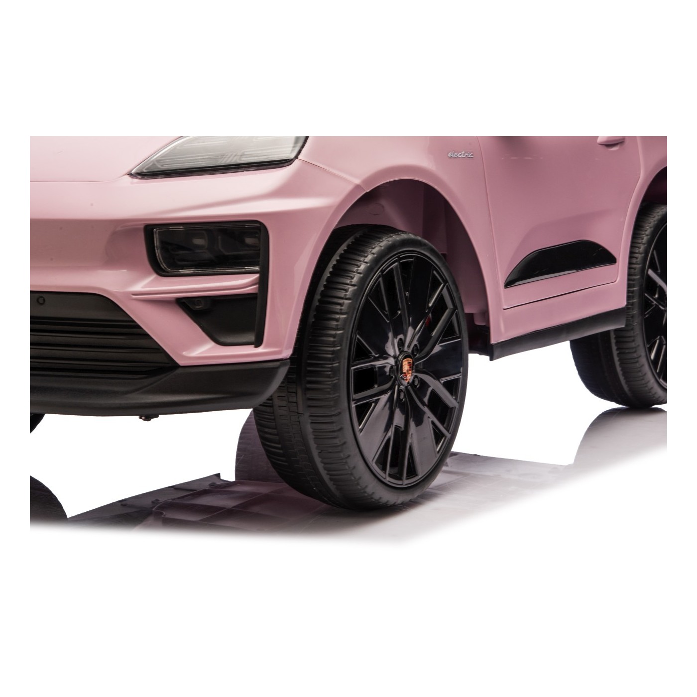 Růžové vozidlo Porsche Macan