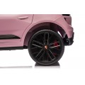 Růžové vozidlo Porsche Macan
