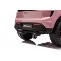 Růžové vozidlo Porsche Macan