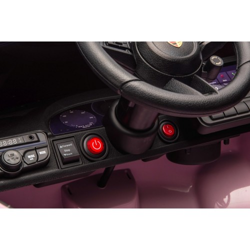 Růžové vozidlo Porsche Macan