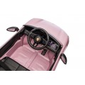 Růžové vozidlo Porsche Macan