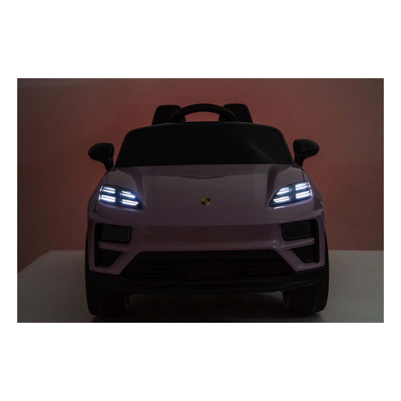 Růžové vozidlo Porsche Macan