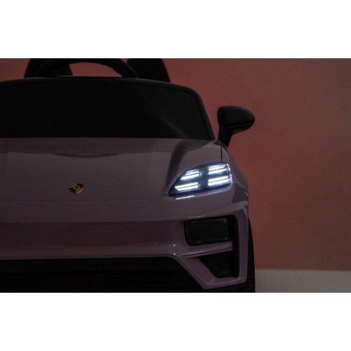 Růžové vozidlo Porsche Macan