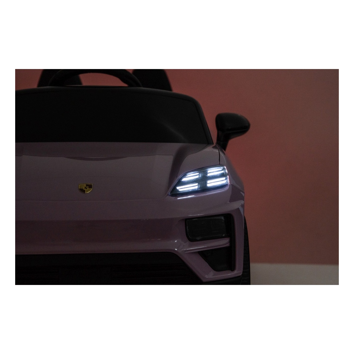 Růžové vozidlo Porsche Macan