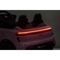 Růžové vozidlo Porsche Macan