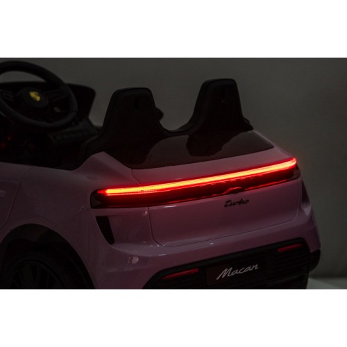 Růžové vozidlo Porsche Macan