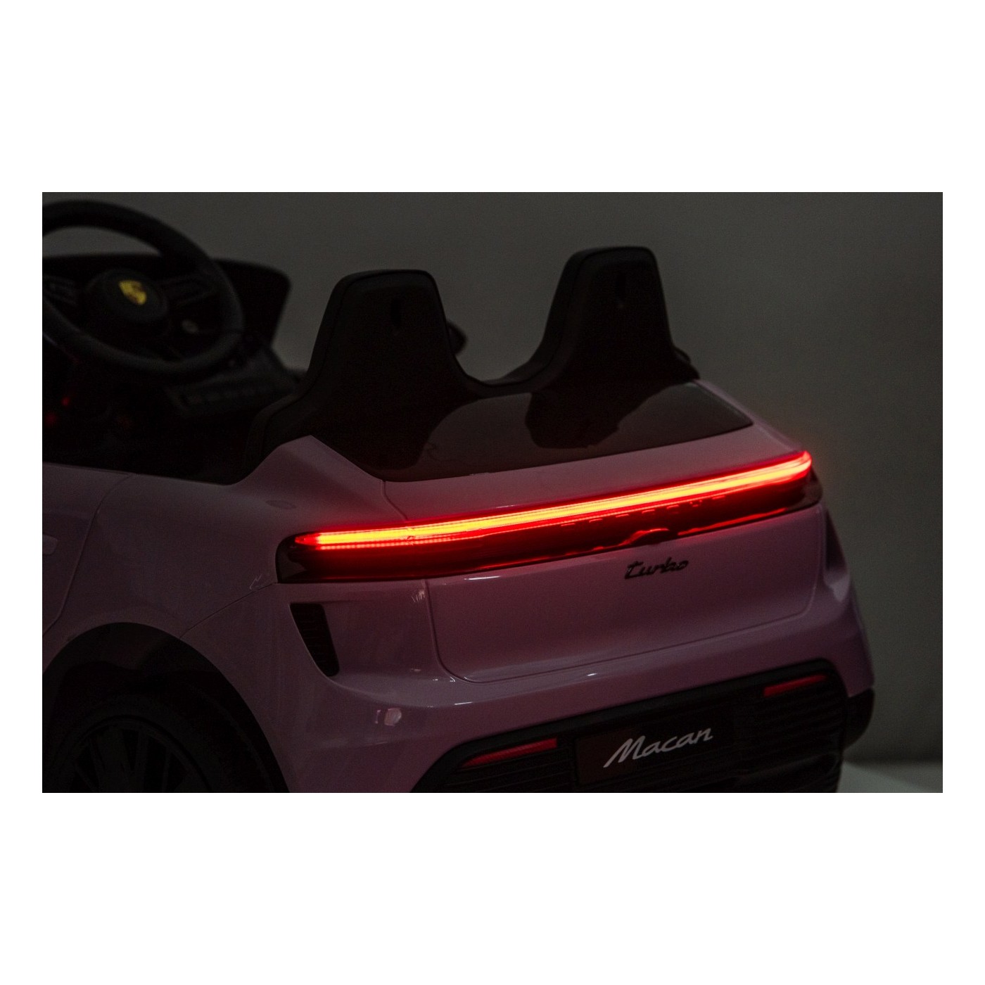 Růžové vozidlo Porsche Macan