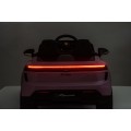 Růžové vozidlo Porsche Macan
