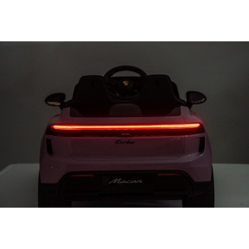 Růžové vozidlo Porsche Macan