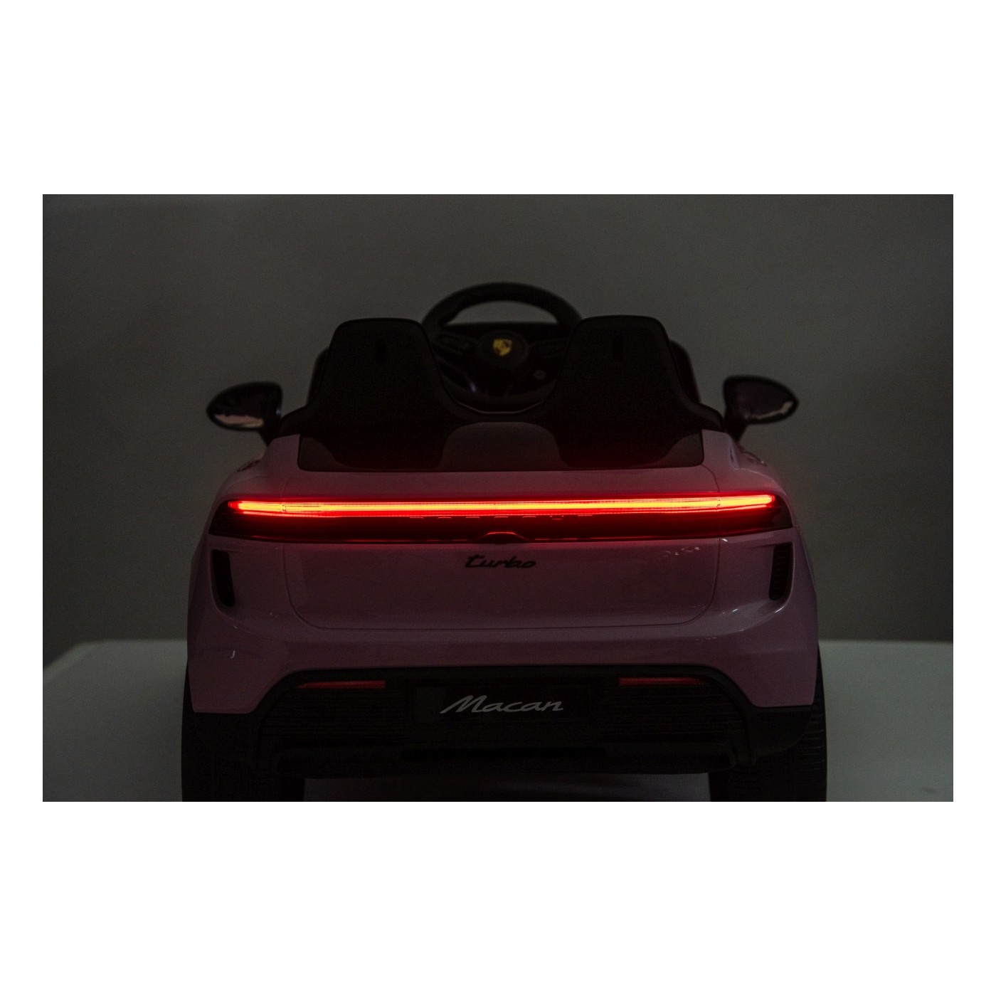 Růžové vozidlo Porsche Macan