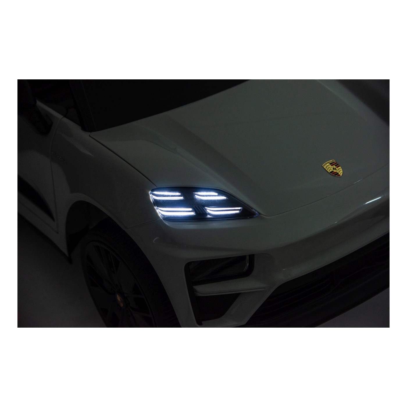 Růžové vozidlo Porsche Macan