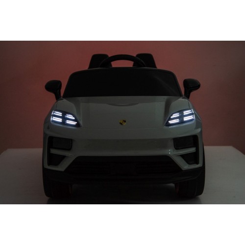 Růžové vozidlo Porsche Macan